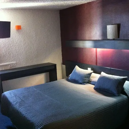 オテル レ トゥラード 2* カンヌ