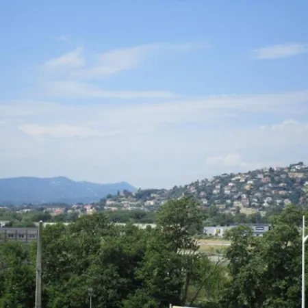 ホテル オテル レ トゥラード 2*